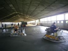BETONOWA UTWARDZALNA POWIERZCHNIOWO MATERIAŁEM FLOR-TOP