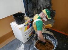 Posadzkę Ucrete UD 200 położono bezpośrednio na oczyszczone płytki podłogowe , ściany oraz odboje betonowe obłożono materiałem Ucrete RG
